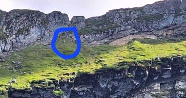Stire din Eveniment : Doi turişti străni au rămas blocaţi pe stânci în Munţii Făgăraş, după ce au părăsit marcajul turistic