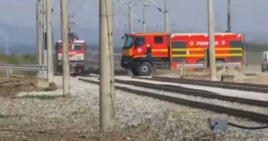 IMAGINI CARE VĂ TAIE RESPIRAŢIA! Maşină de pompieri în misiune, la un pas de impact fatal cu trenul