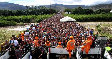 Stire din Actualitate : Imaginile crizei umanitare din Venezuela. Mii de oameni se calcă  în picioare ca să fugă din țară