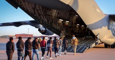 A început marea deportare în SUA. Imigranți ilegali îmbarcați în avioane militare