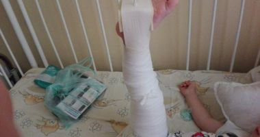 Stire din Eveniment : Băiețel torturat de educatoare, până a ajuns în spital! Agresoarea este fiica patronului, fotbalist cunoscut