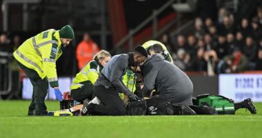 Stire din Sport : Fotbal. Meci întrerupt, după ce căpitanul uneia dintre echipe s-a prăbușit pe teren