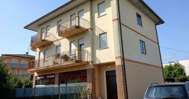 Stire din Actualitate : Un român a bătut trei hoți care încercau să-i intre în casă. Pe unul l-a aruncat de la balcon