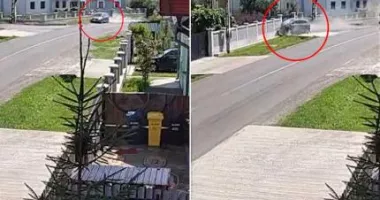 O familie cu trei copii, transportată la spital după ce mașina s-a izbit de un gard de piatră