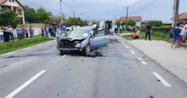 Doi copii PROIECTAȚI PRIN PARBRIZ, iar mama lor A MURIT, într-un grav accident la circulație