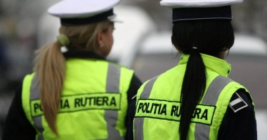 Stire din Eveniment : O polițistă i-a luat permisul unui șofer și, cu actul în mână, l-a amendat că nu-l are