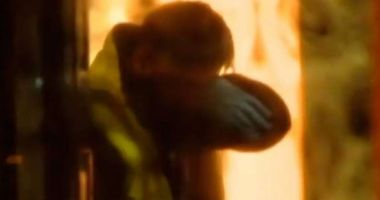 Stire din Eveniment : IMAGINE EMOȚIONANTĂ! Polițist surprins în timp ce plânge la locul crimei, acolo unde o fetiță a fost ucisă de propria mamă
