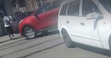 Stire din Eveniment : TENTATIVĂ DE OMOR CU MAȘINA! Tânăr lovit intenționat, chiar pe trecere, pentru că ar fi traversat prea încet