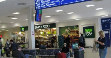 Stire din Eveniment : Sute de români blocați pe un aeroport din Anglia. Cursele către România au fost anulate două zile la rând