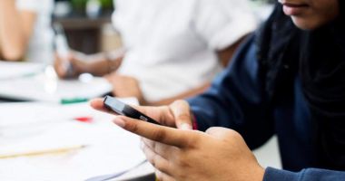 Elev lovit în piept, în timpul orei, după ce s-a luptat cu profesoara pentru telefonul mobil