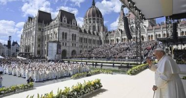 Stire din Actualitate : Papa Francisc le-a cerut maghiarilor să nu închidă porțile migranților