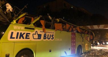 Stire din Eveniment : ALERTĂ LA NĂVODARI! Un autocar cu 40 de pasageri a lovit limitatorul de înălțime