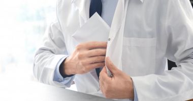 Stire din Eveniment : Medic şef de secţie acuzat de luare de mită. Ar fi primit bani, produse alimentare şi nealimentare