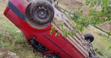 Stire din Eveniment : Cinci persoane, între care doi copii, rănite într-un accident, după ce maşina în care se aflau s-a răsturnat