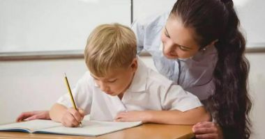 Stire din Cultură-Educație : Predoiu, de Ziua Învăţătorului: Pentru tot ce aţi semănat, uneori fără să ştiţi cât de adânc, vă mulţumim!