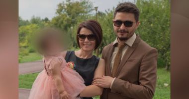Stire din Eveniment : Crima care a îngrozit România. Fetița a fost găsită ţinându-şi de mână mama înjunghiată