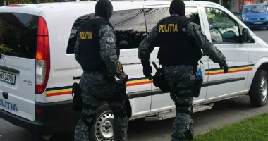 Stire din Eveniment : Doi români, acuzați că au furat 1,5 milioane de lire din conturile de taxe și alocații pentru copii