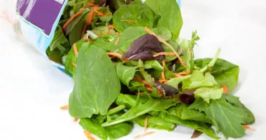 Stire din Actualitate : Cât de periculoasă este salata la pungă? Medicii trag un semnal de alarmă
