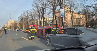 Stire din Eveniment : Accident grav în București. Șase mașini implicate, una răsturnată lângă Spitalul Colentina