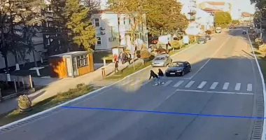 Stire din Eveniment : Adolescentă lovită pe trecerea de pietoni chiar în fața școlii. Șoferița spune că nu a văzut-o din cauza soarelui