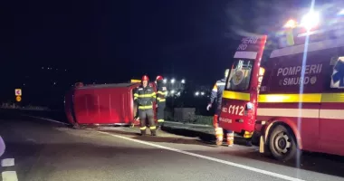 Stire din Eveniment : Autoutilitară scăpată de sub control, răsturnată violent după impact cu un parapet. Patru persoane rănite