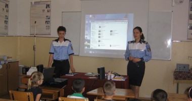 Polițiștii sunt la datorie în școli - 2