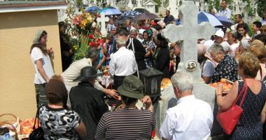 Stire din Actualitate : BOR acuză familia preotului Ilie Lăcătușu că a expus trupul acestuia fără autorizație