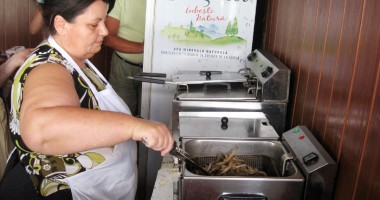 Ciorbă veche, pește stricat și cârnați expirați, în meniul turiștilor veniți pe litoral - 5