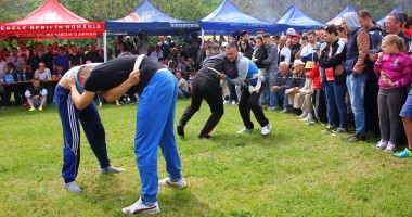 Galerie FOTO / Fiii satului Albești s-au reunit  la petrecerea organizată  de primarul Gheorghe Moldovan - 6