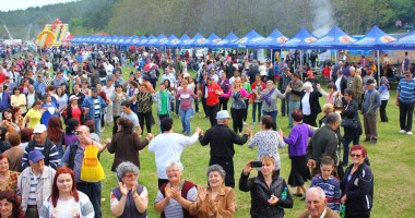 Stire din Politică-Administrație : Galerie FOTO / Fiii satului Albești s-au reunit  la petrecerea organizată  de primarul Gheorghe Moldovan
