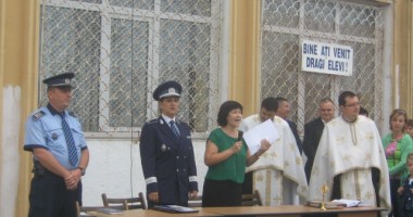 Stire din Eveniment : Polițiștii constănțeni au fost alături de copii, în prima zi de școală