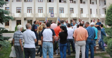 Mai mulți angajați RATC au pichetat sediul Prefecturii - 2