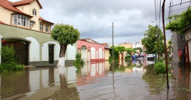 Galerie FOTO / Mai multe străzi din Constanța, inundate după ploile torențiale de sâmbătă - 4
