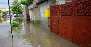 Galerie FOTO / Mai multe străzi din Constanța, inundate după ploile torențiale de sâmbătă - 5