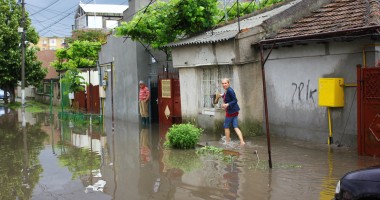 Rupere de nori la Constanța. Mai multe străzi din municipiu au fost inundate / Galerie foto - 4