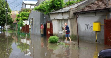 Galerie FOTO / Mai multe străzi din Constanța, inundate după ploile torențiale de sâmbătă - 6