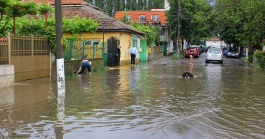Rupere de nori la Constanța. Mai multe străzi din municipiu au fost inundate / Galerie foto - 12