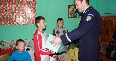 Campanie CUGET LIBER: Moș Crăciun a adus daruri la mai multe familii din Medgidia / Galerie foto - 8