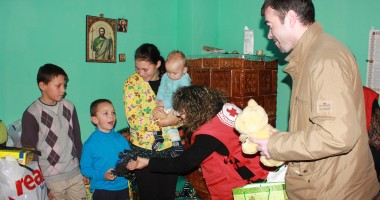 Campanie CUGET LIBER: Moș Crăciun a adus daruri la mai multe familii din Medgidia / Galerie foto - 9