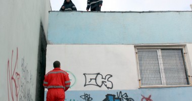 Licean cu picioarele rupte după ce a căzut de pe acoperișul școlii - 2