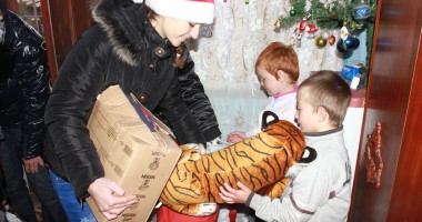Campanie CUGET LIBER: Moș Crăciun a adus daruri la mai multe familii din Medgidia / Galerie foto - 13