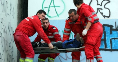 Licean cu picioarele rupte după ce a căzut de pe acoperișul școlii - 4