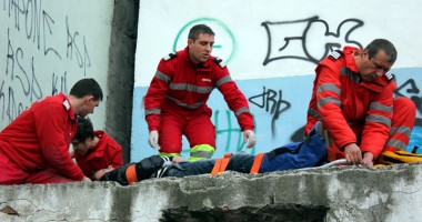 Stire din Eveniment : Licean cu picioarele rupte după ce a căzut de pe acoperișul școlii