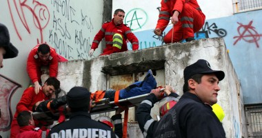 Licean cu picioarele rupte după ce a căzut de pe acoperișul școlii - 5