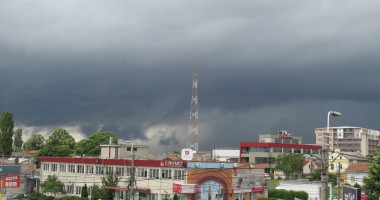 Stire din Eveniment : Trafic blocat pe strada Soveja, din cauza puhoaielor de apă!