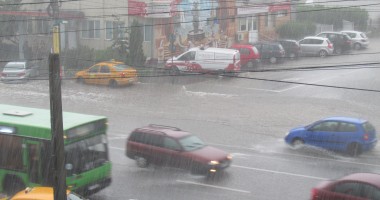 Stire din Social : UPDATE. CONSTANȚA SUB APE: Zeci de străzi, gospodării și instituții publice sunt inundate! Canalizările nu mai fac față! GALERIE FOTO