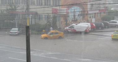 UPDATE. CONSTANȚA SUB APE: Zeci de străzi, gospodării și instituții publice sunt inundate! Canalizările nu mai fac față! GALERIE FOTO - 13
