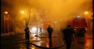 Stire din Eveniment : Ce spun pompierii despre incendiul de la Beirut: "AM FOST ANUNȚAȚI PREA TÂRZIU"