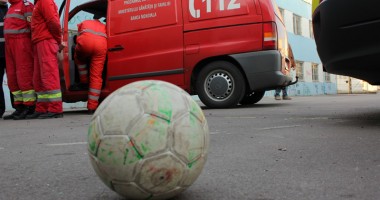 Licean cu picioarele rupte după ce a căzut de pe acoperișul școlii - 3