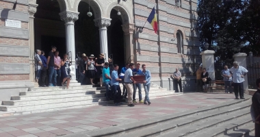 GALERIE FOTO / LACRIMI ȘI DURERE LA CĂPĂTÂIUL LUI VIRGIL COMAN / Sute de persoane îl vor conduce pe ultimul drum - 10